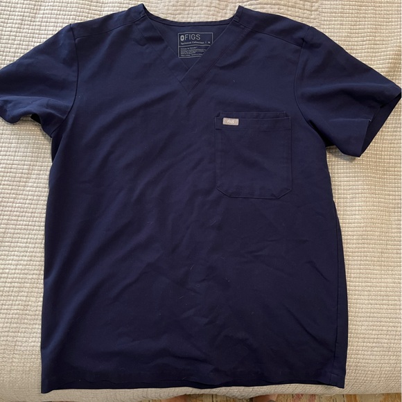 FIGS Men’s Leon Three-Pocket Scrub Top, size medium, navy - Picture 3 of 4